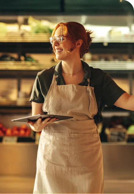 Une employée dans une épicerie moderne